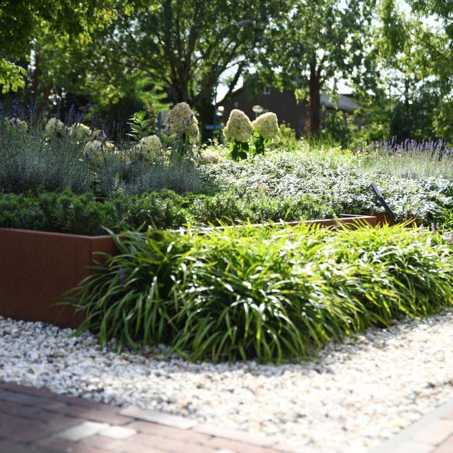 Cortenstalen border met diverse vaste planten